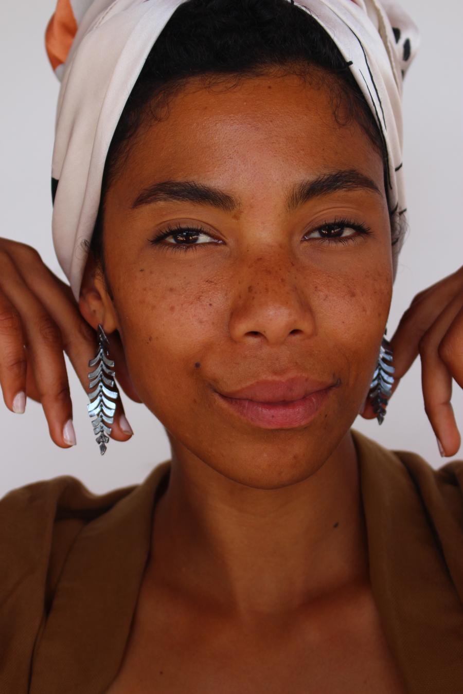 Leaf verterbras earrings in black