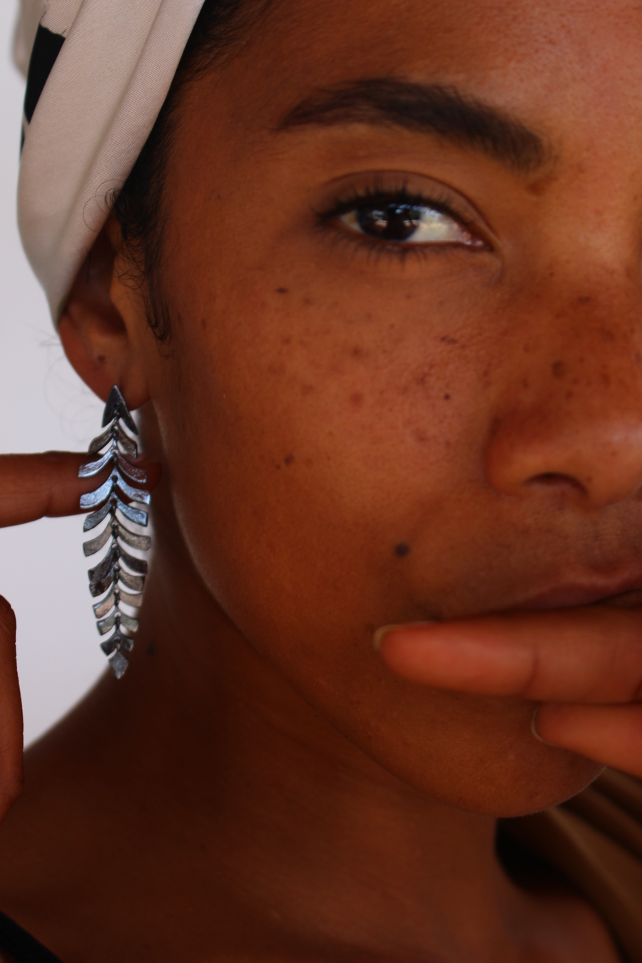 Leaf verterbras earrings in black