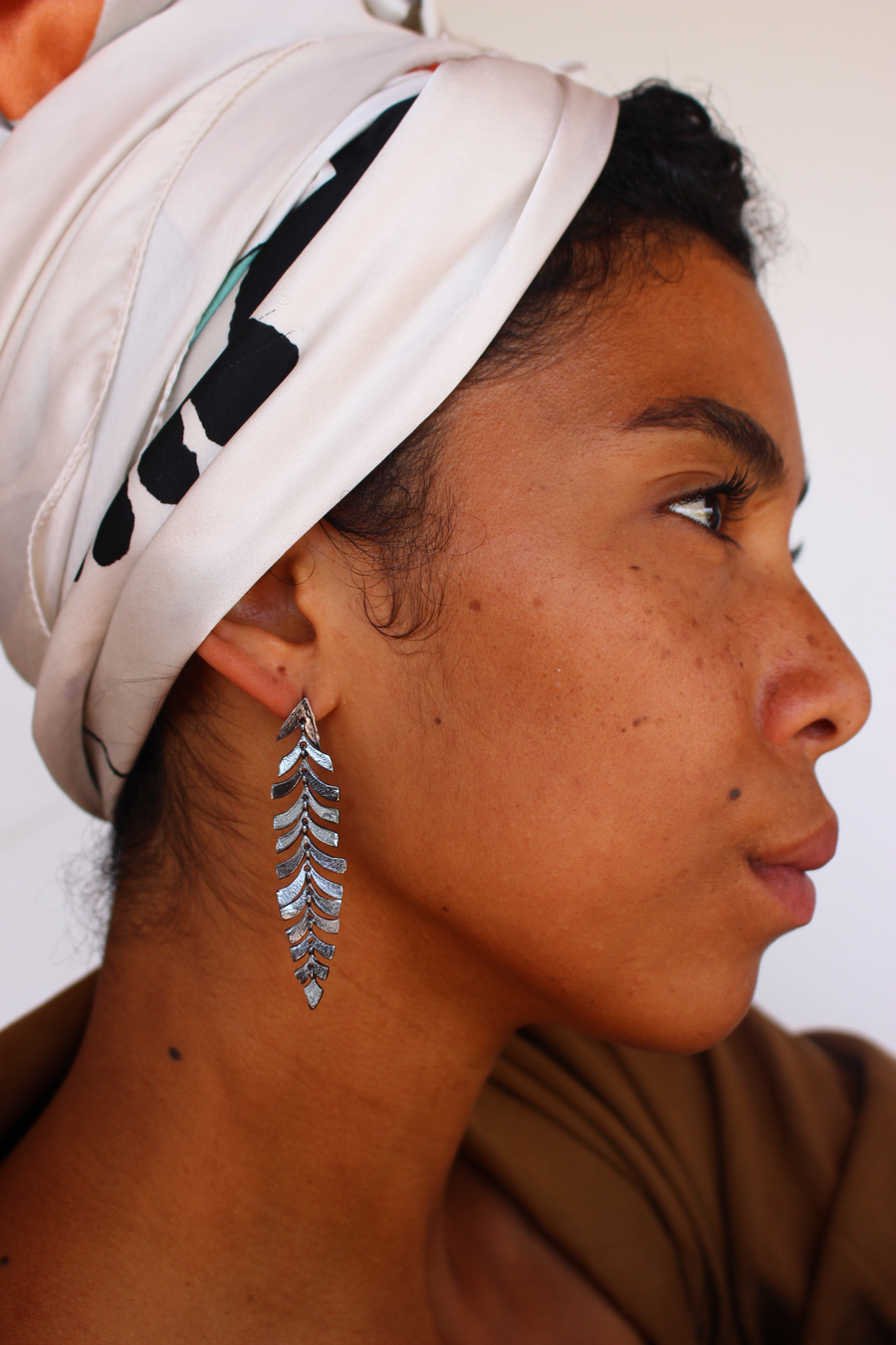 Leaf verterbras earrings in black