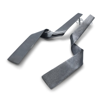 Folded long earrings in black