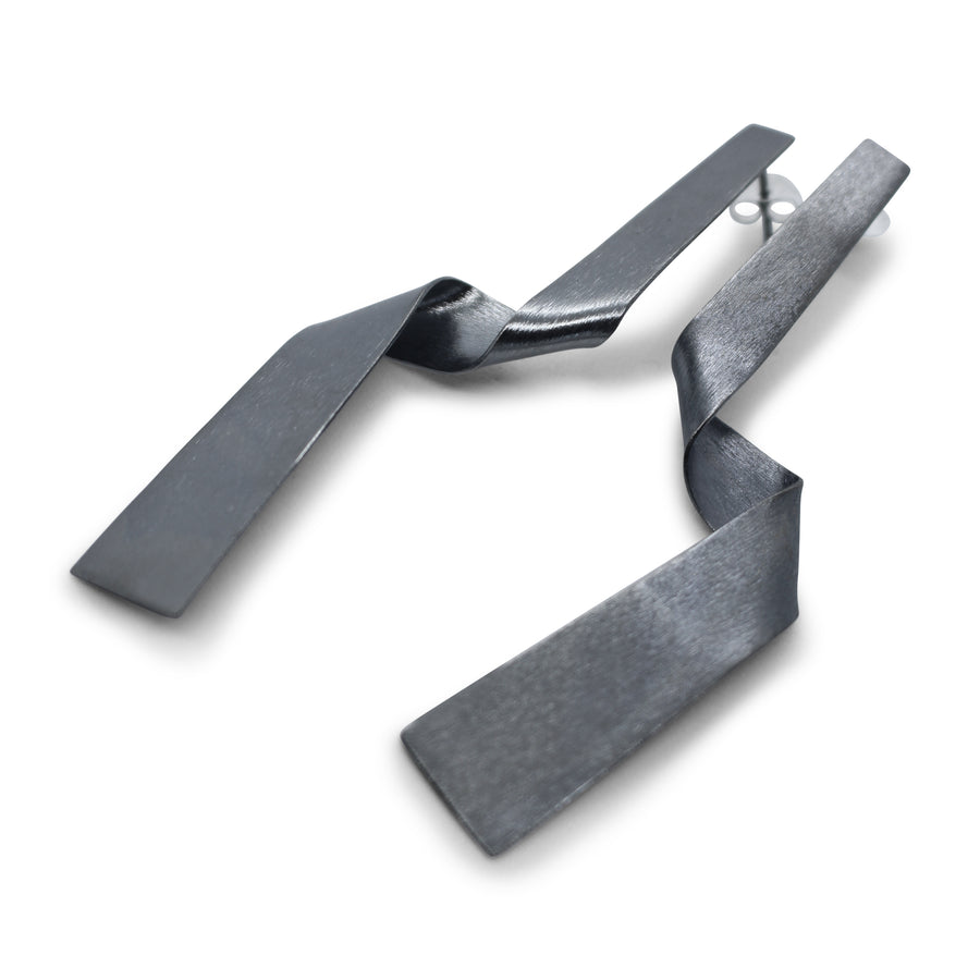 Folded long earrings in black