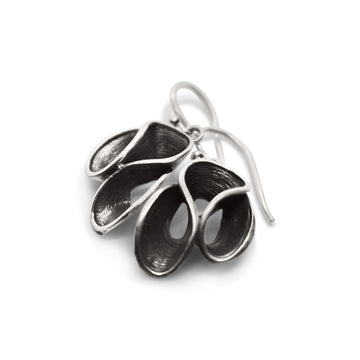 Seaweed earrings in black