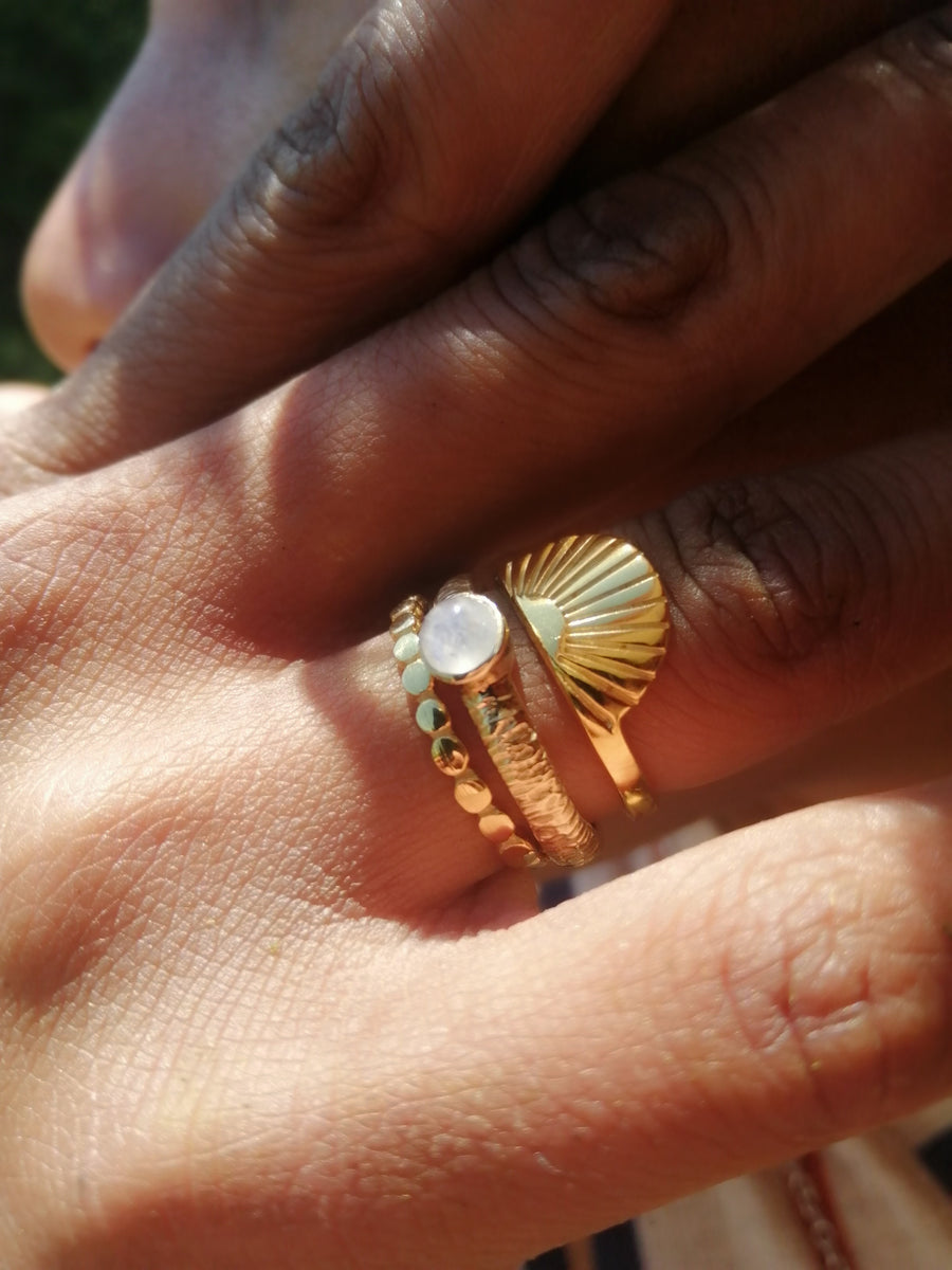 Pebbles stack ring gold