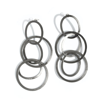 circles chained earrings in black