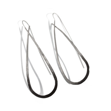 Hollow drop earrings in black