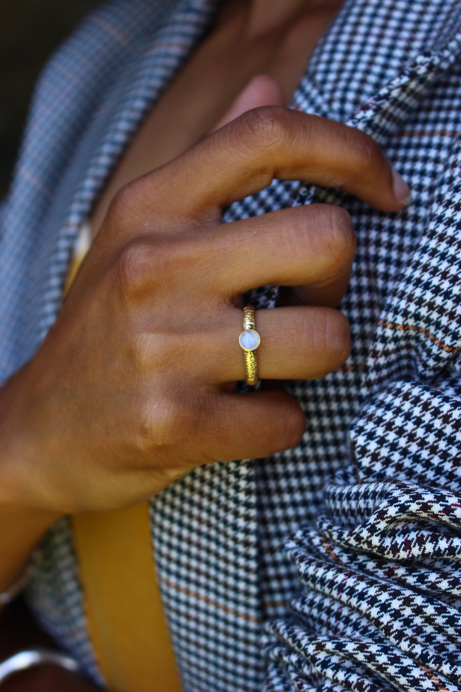 Textured gem ring gold