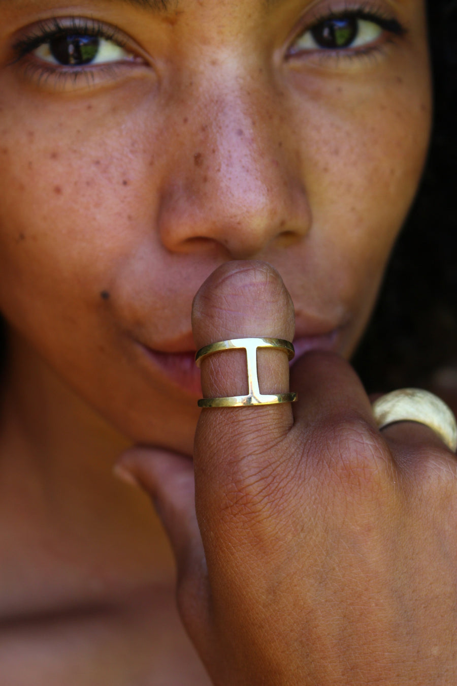 Bridge ring in gold