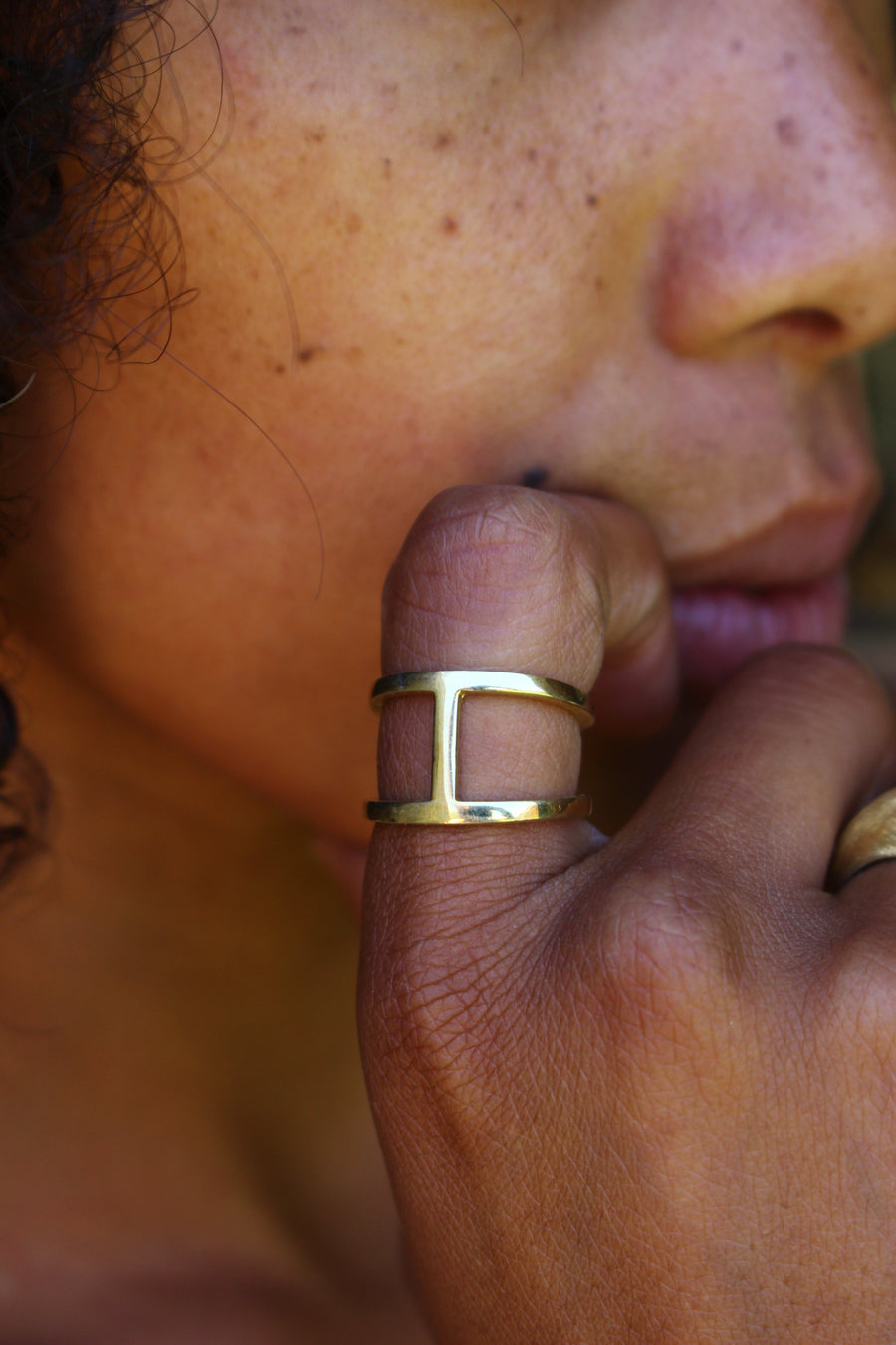 Bridge ring in gold
