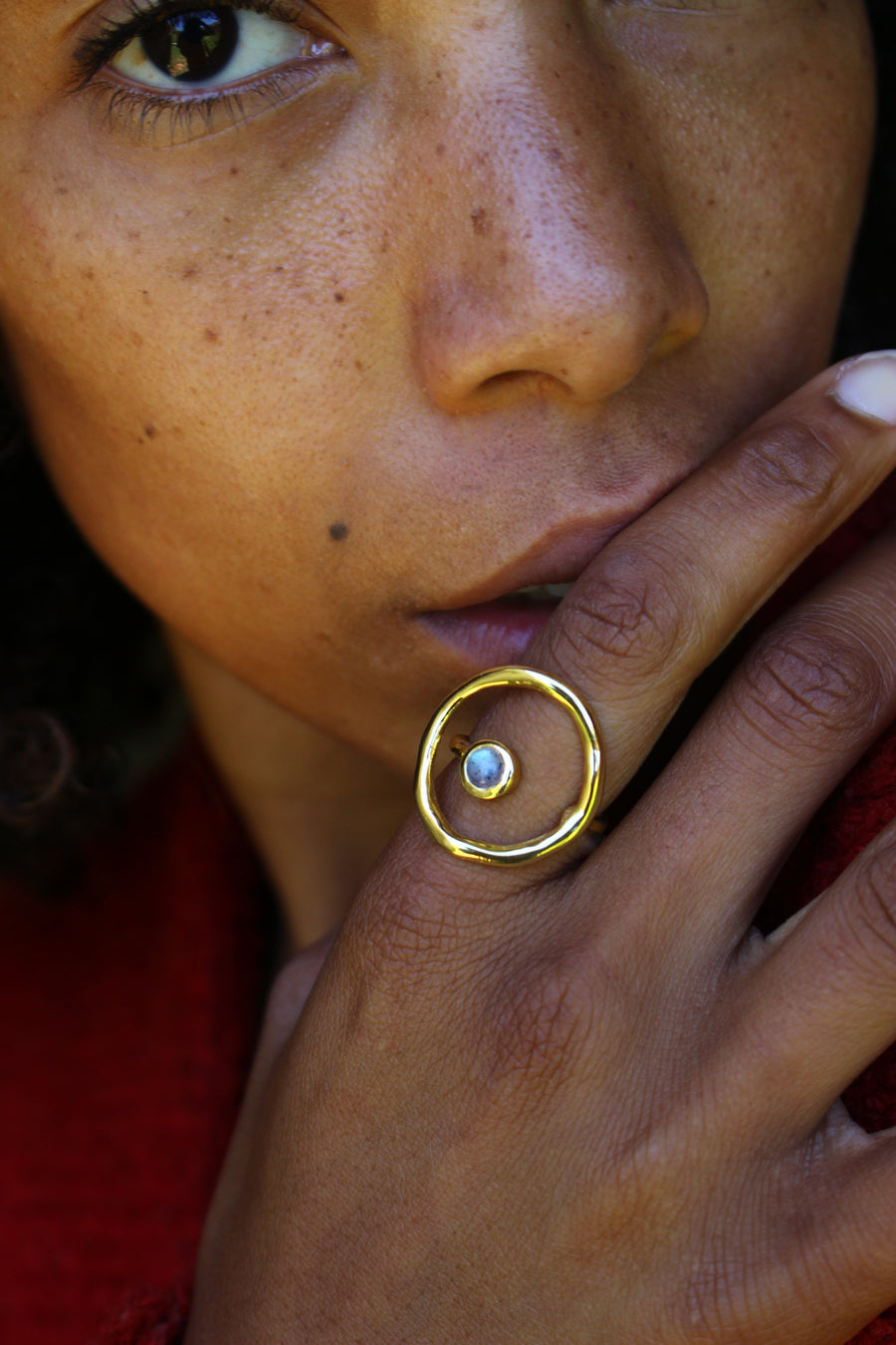 Around the world ring in gold