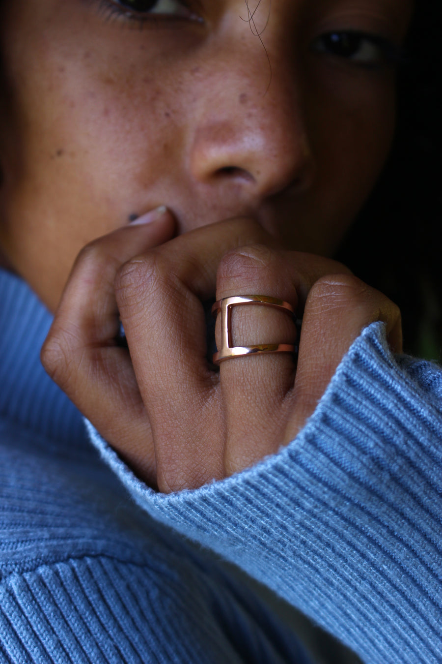 Bridge ring in rose gold