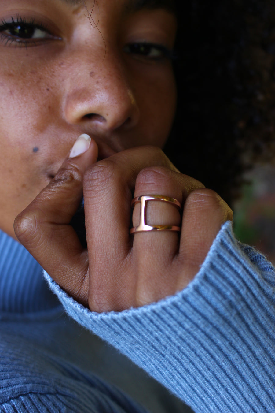 Bridge ring in rose gold
