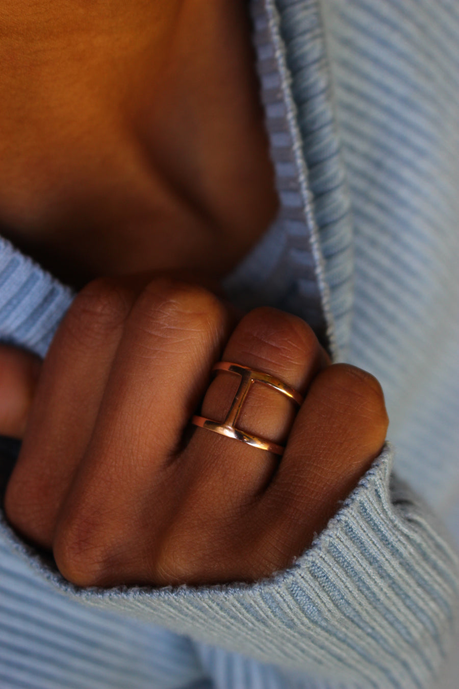 Bridge ring in rose gold