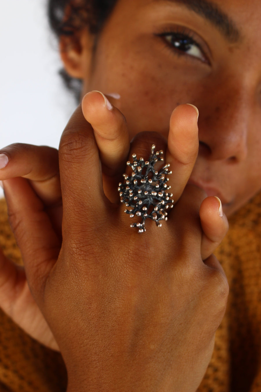 Table coral ring black