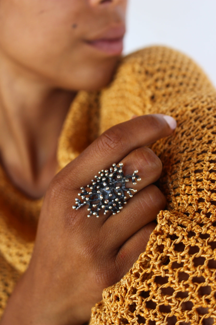 Table coral ring black