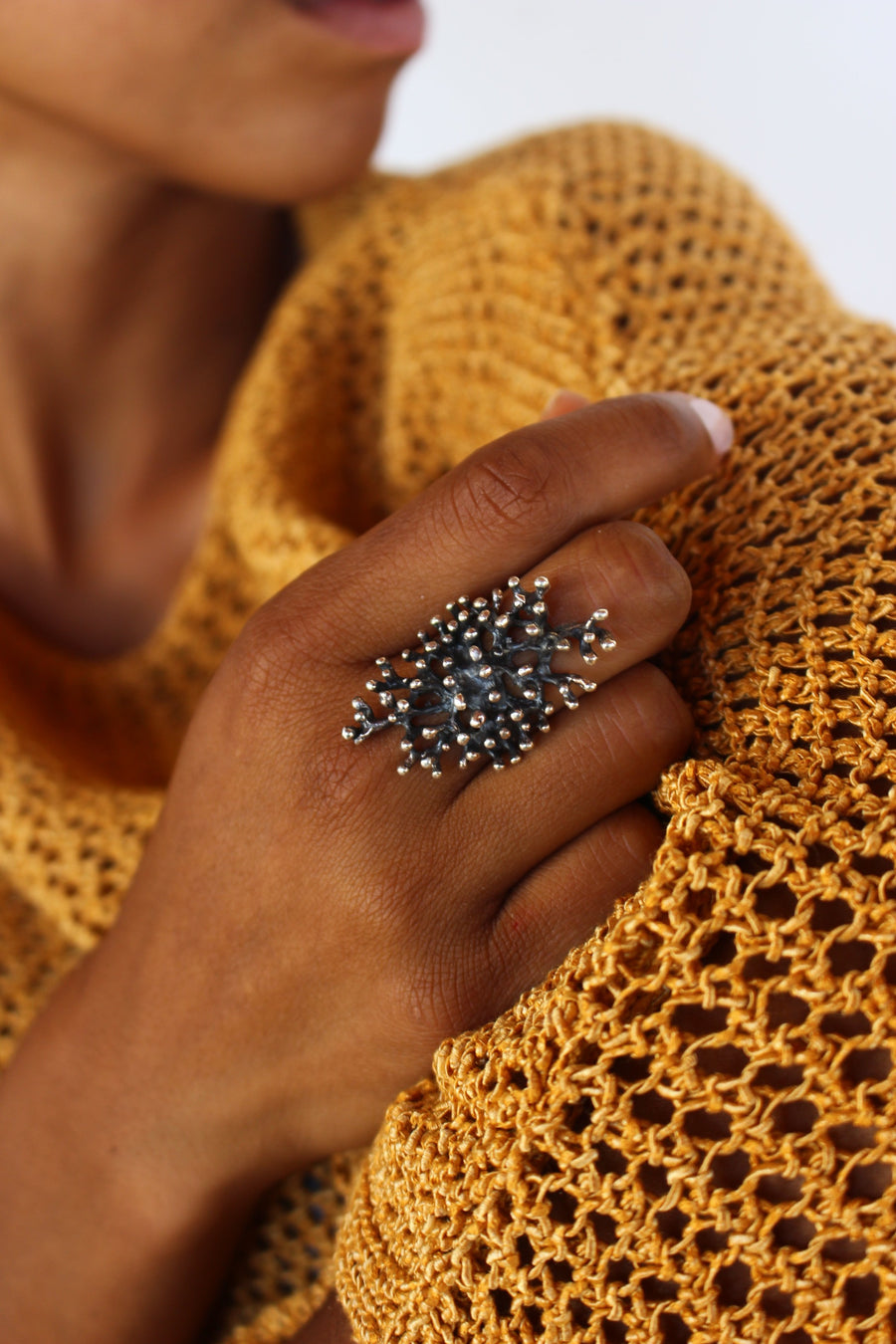 Table coral ring black