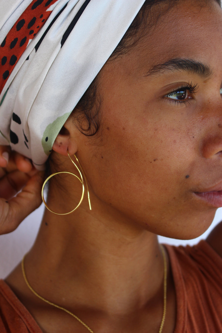 B earrings in gold