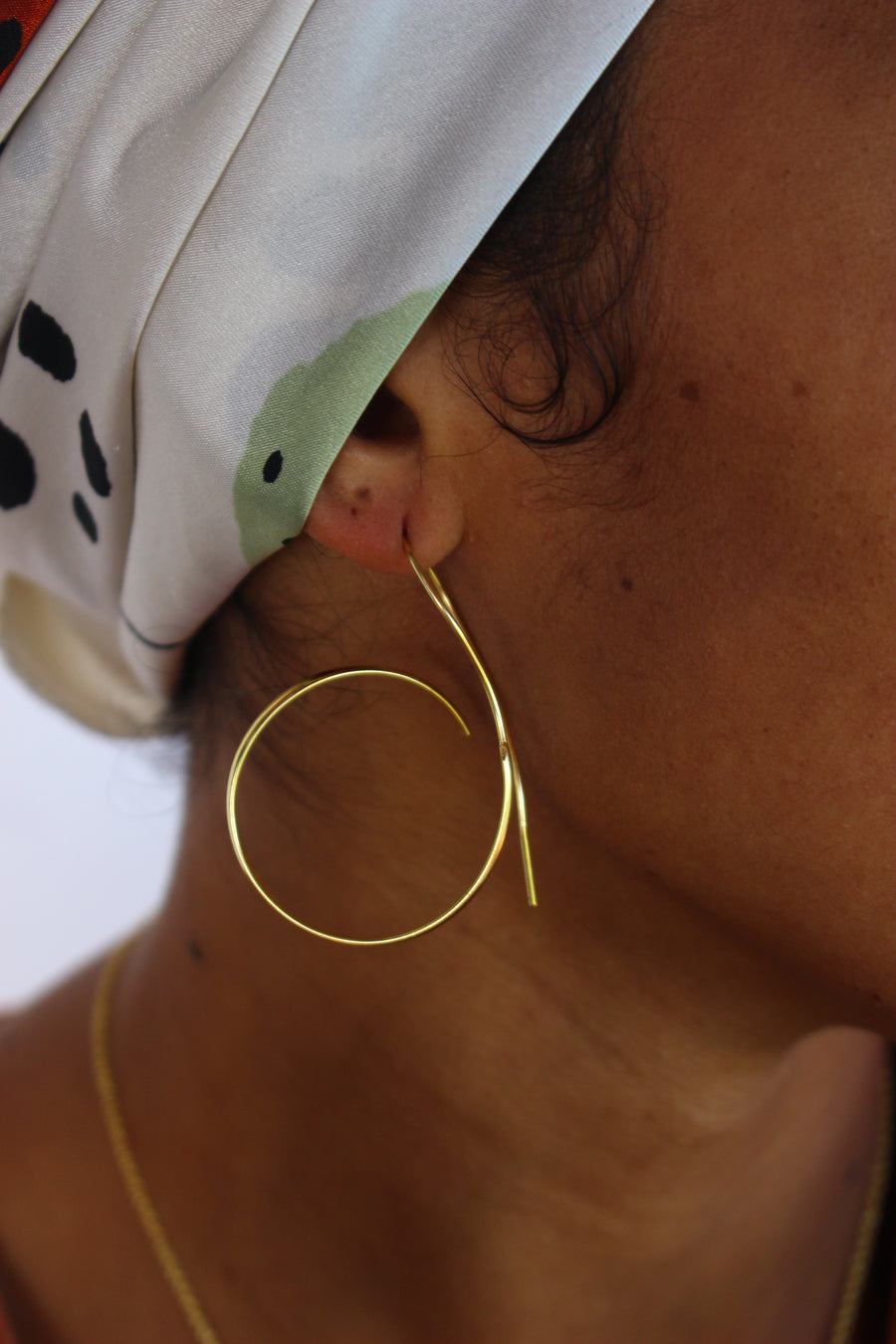 B earrings in gold