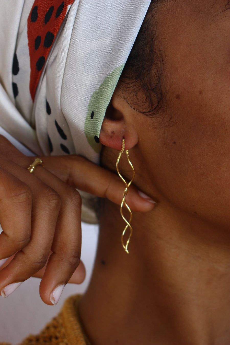 Curls both ways earrings in gold