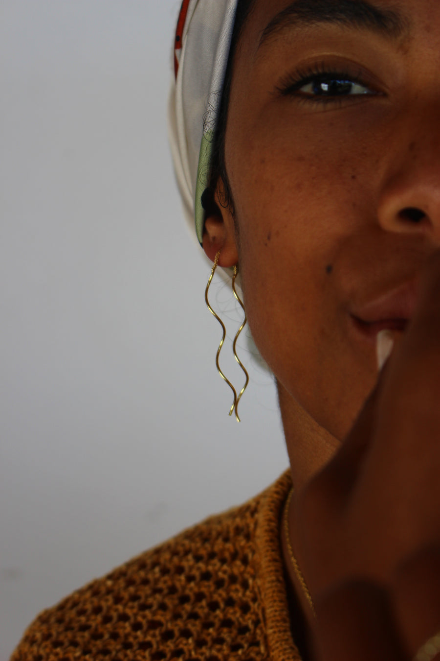Curls both ways earrings in gold