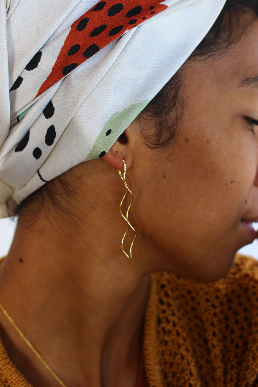 Curls both ways earrings in gold