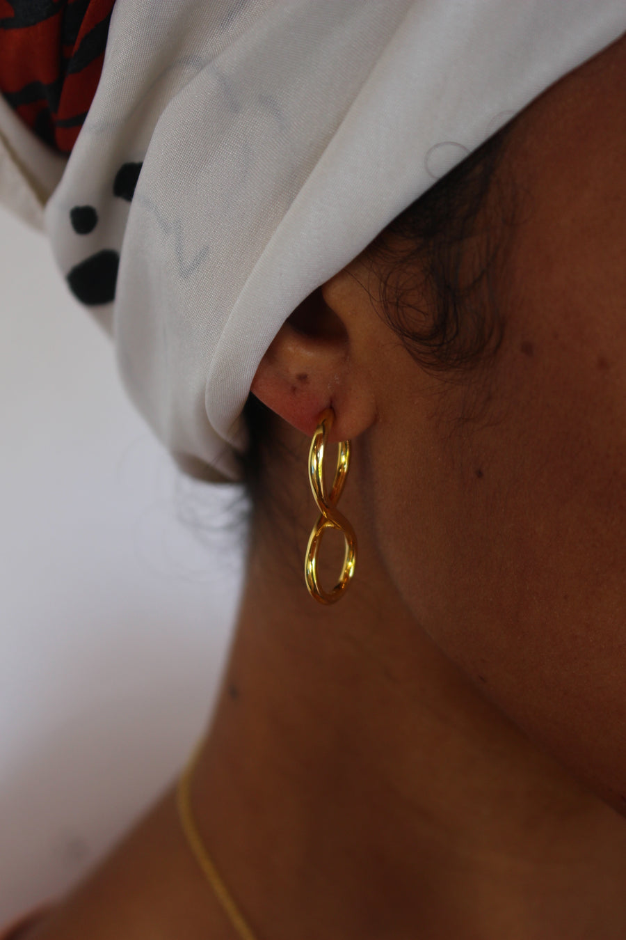 Almost eight earrings gold