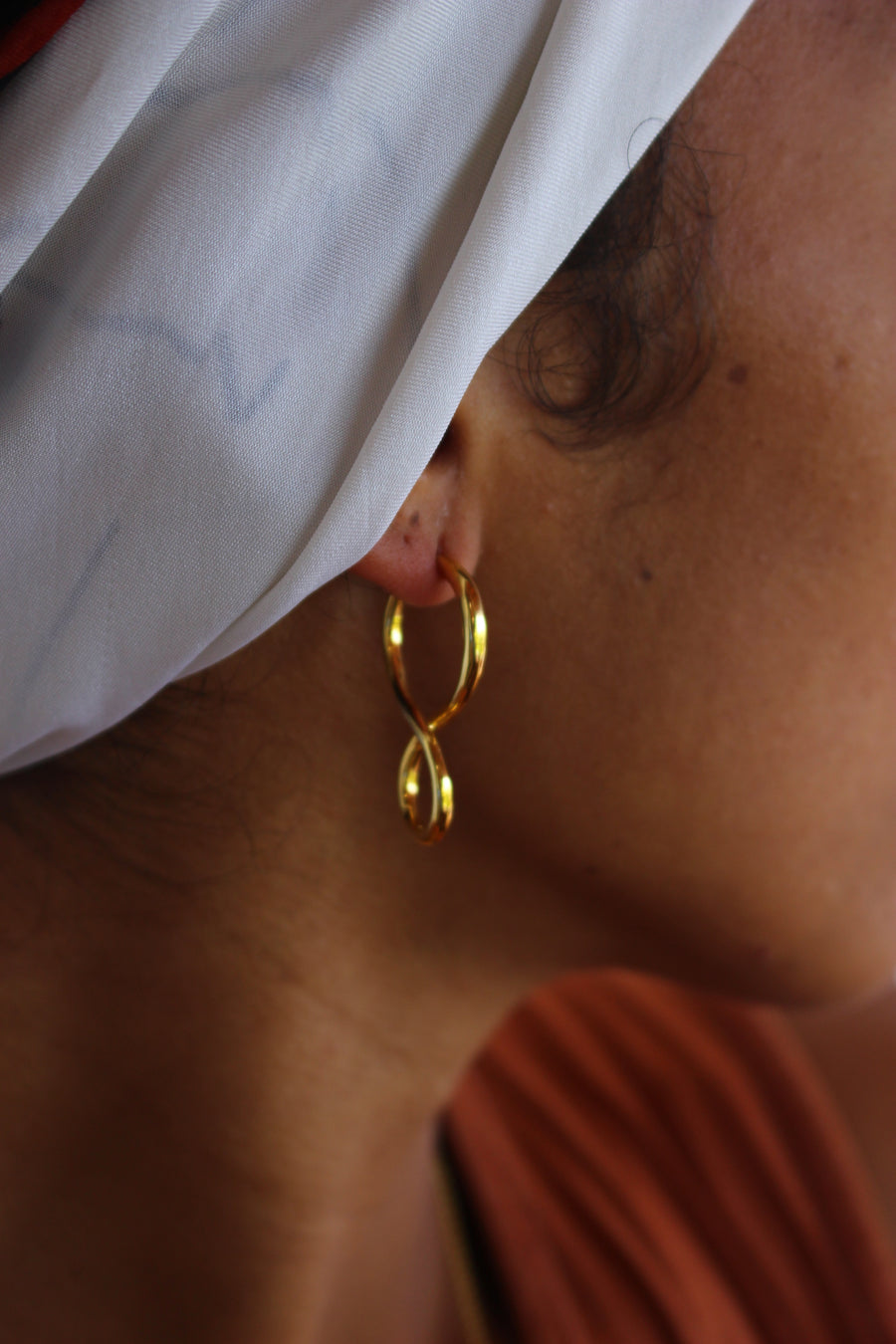Almost eight earrings gold