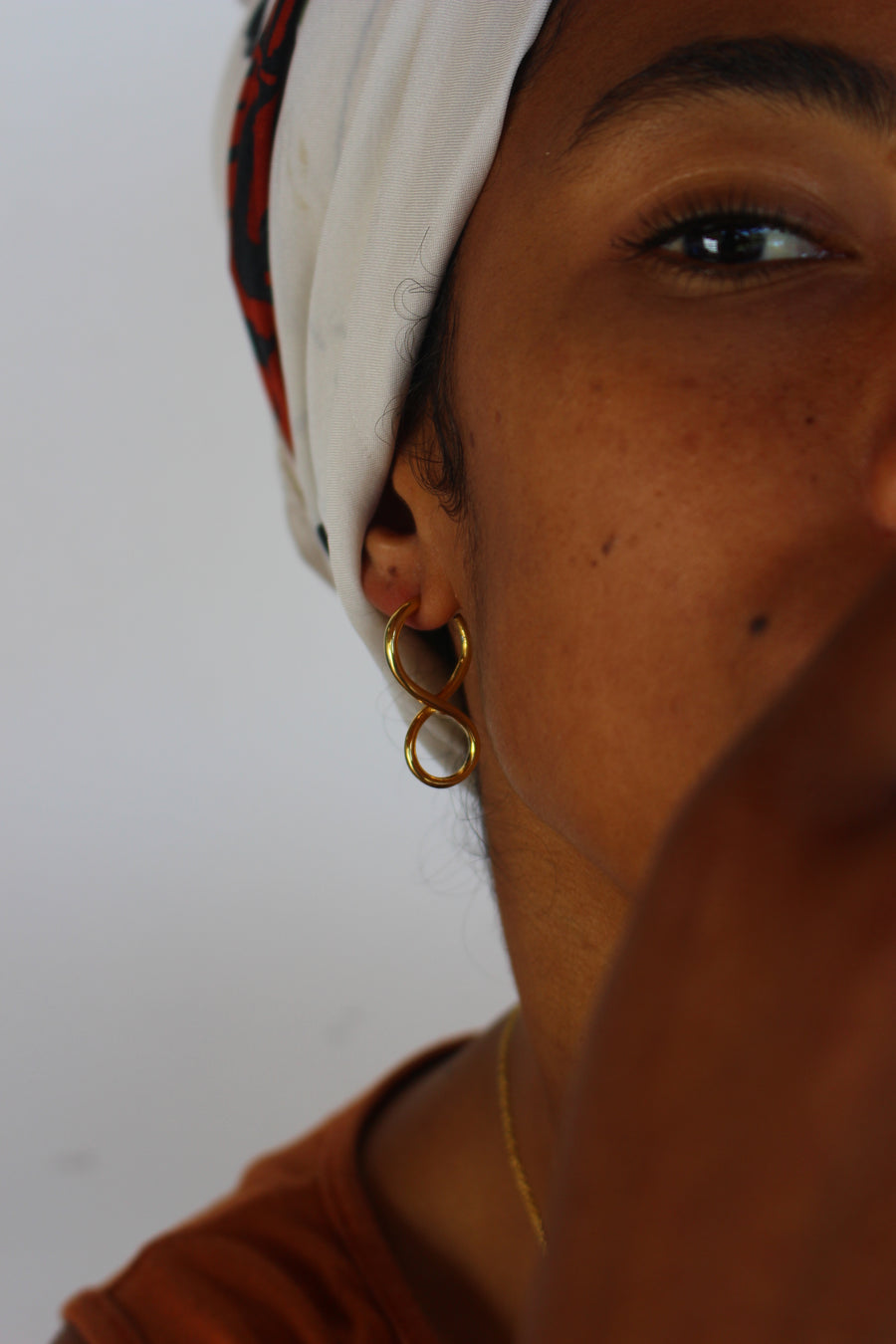 Almost eight earrings gold