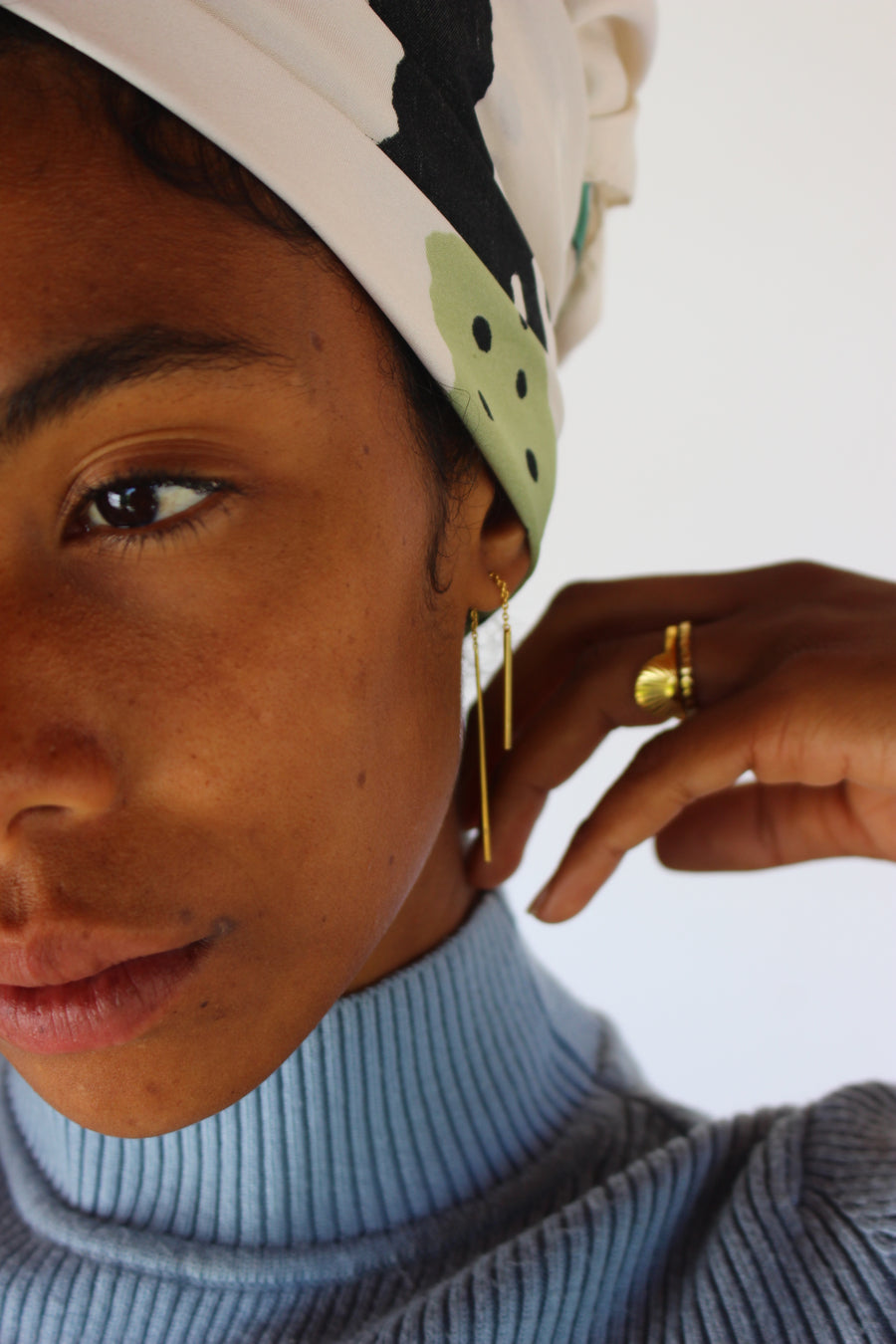 Both ways bar earrings in gold
