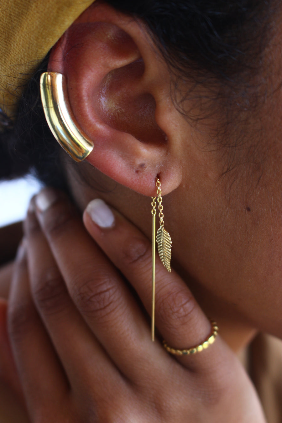 Chained feather earrings in gold