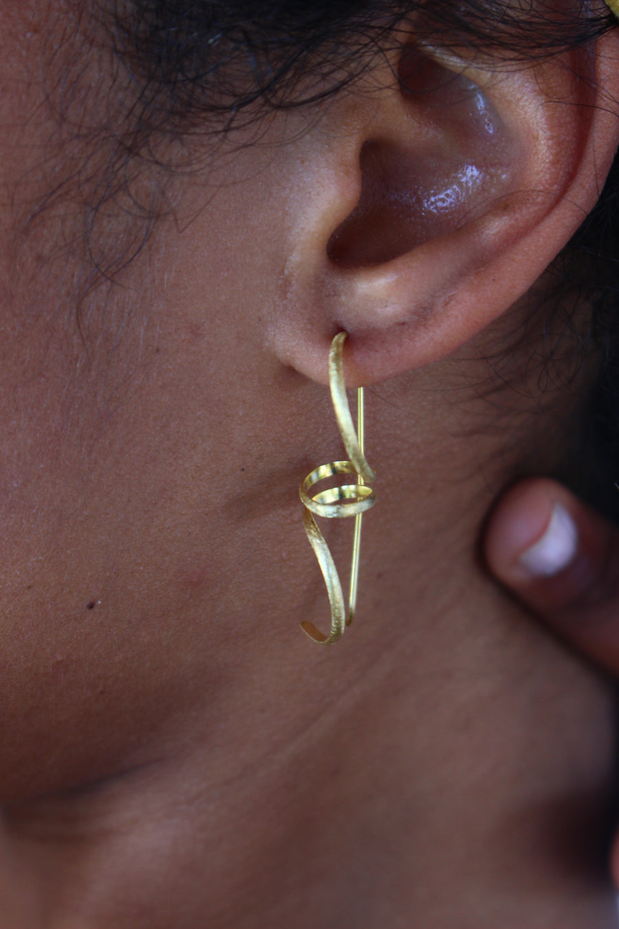 Tornado earrings in gold