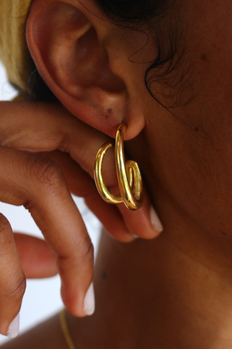 Double oval hoop in gold
