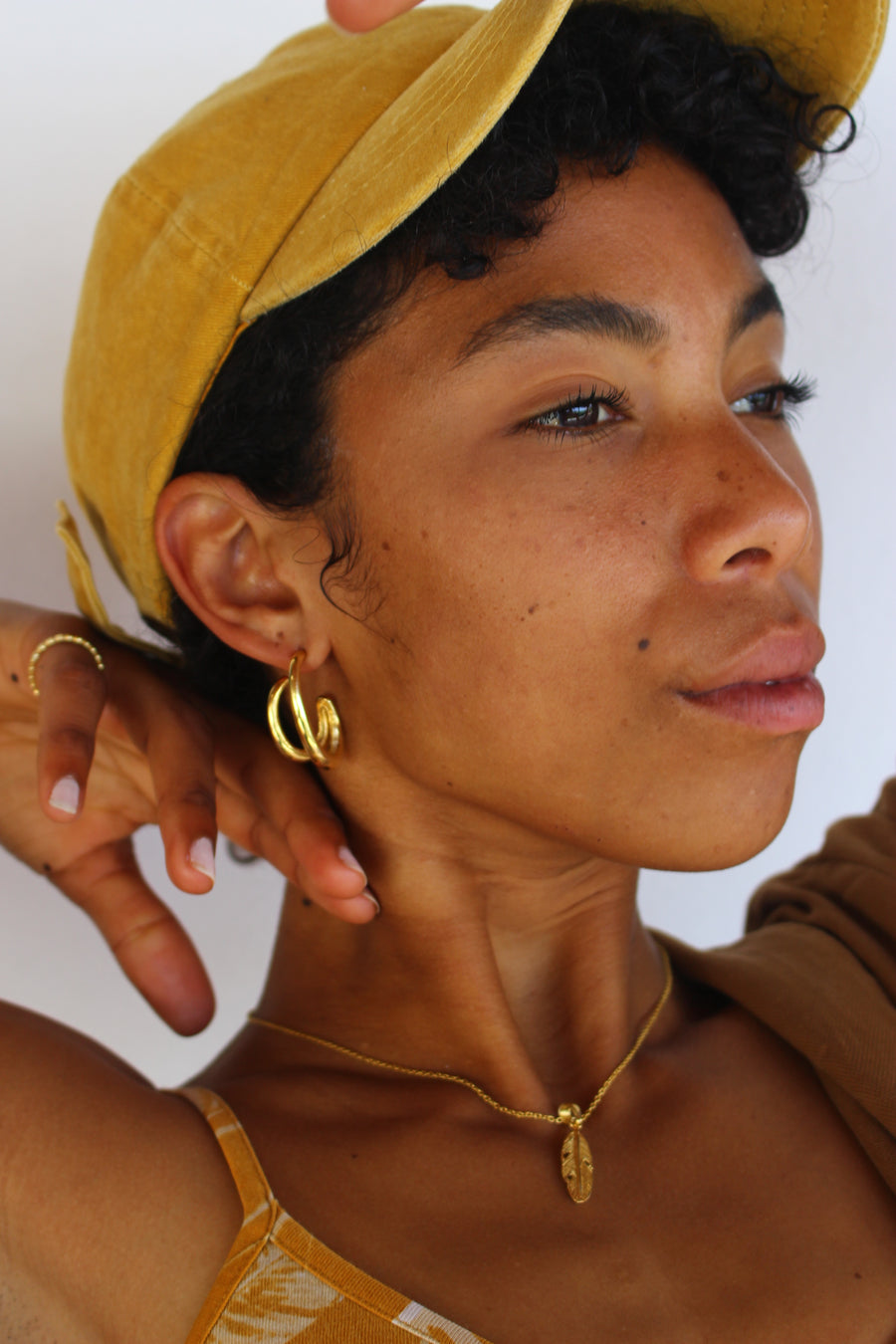 Double oval hoop in gold