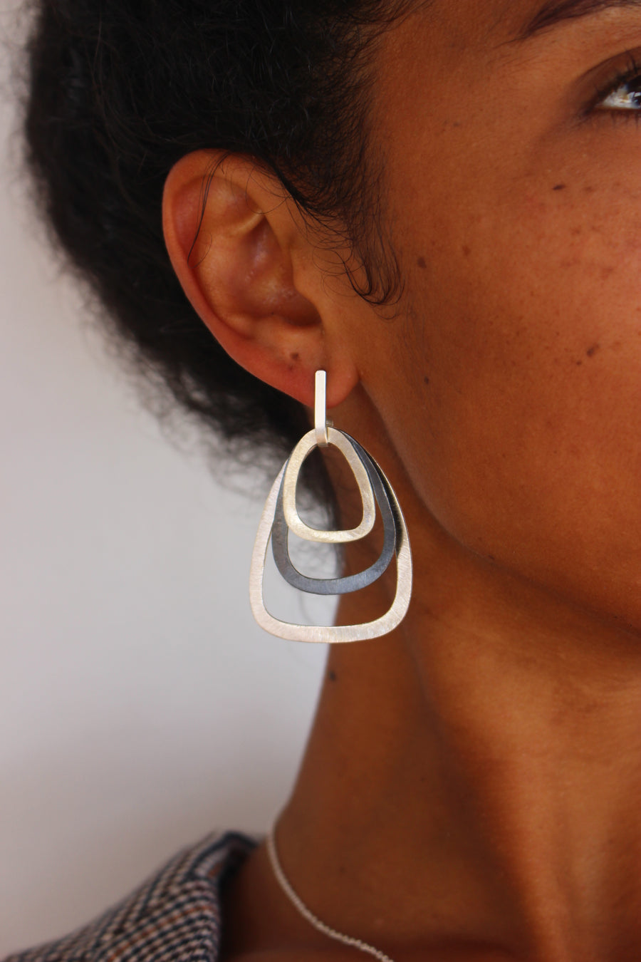 Tectonic plates earrings in silver and black
