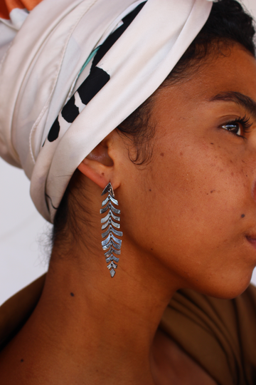 Leaf verterbras earrings in black